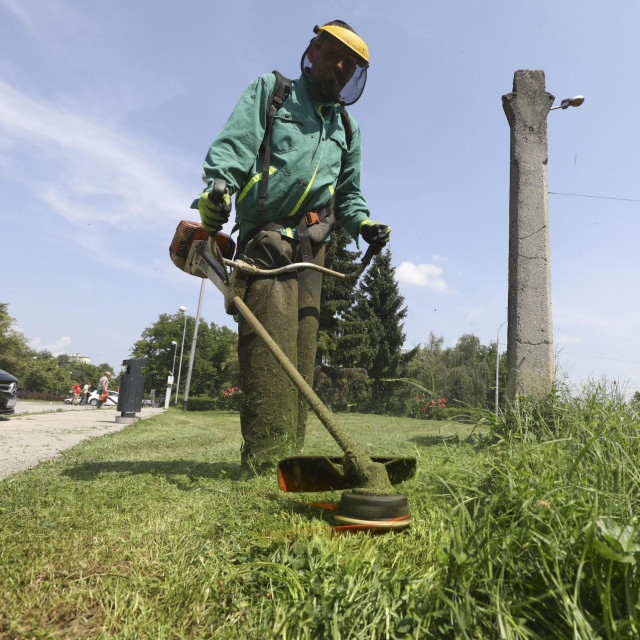 2. ručni otkos - drugi dan radnici uz pomoć flakserica pokose travu koja je ostala iza strojnih kosilica
