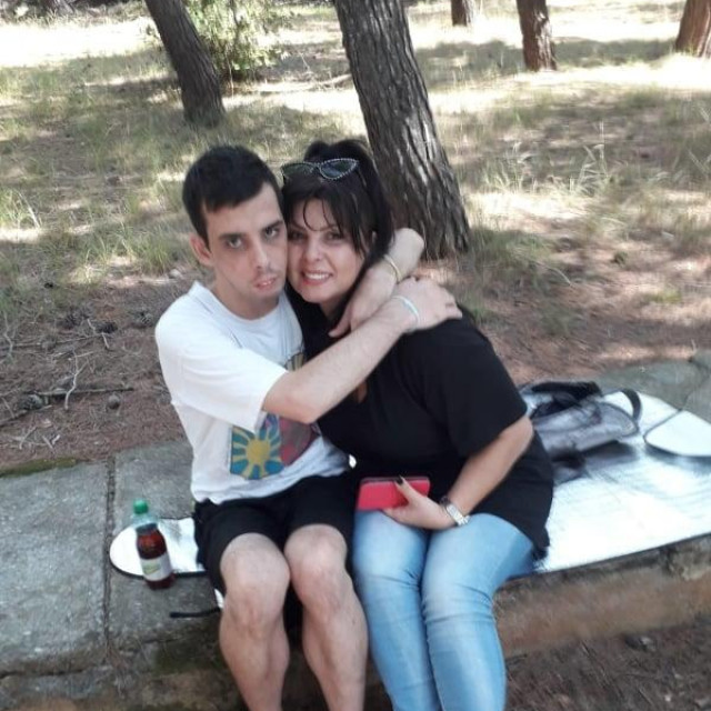 Mirko i mama u zagrljaju