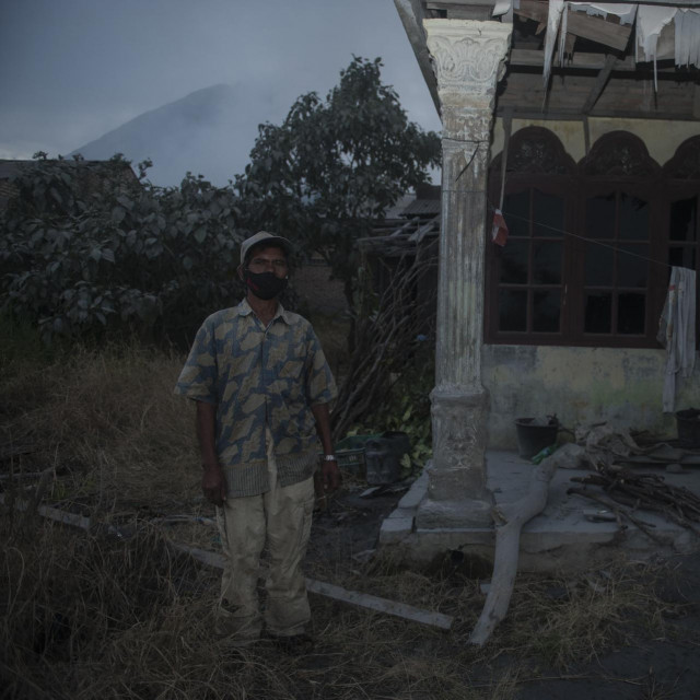 Erupcija vulkana Sinabung pretvorila je dan u noć