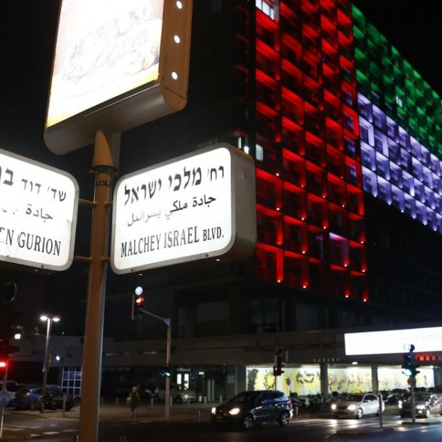 Zastava Ujedinjenih Arapskih Emirata u Tel Avivu