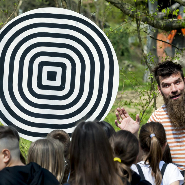 Luka Veverec djeci objašnjava znanost iza jednog od eksponata