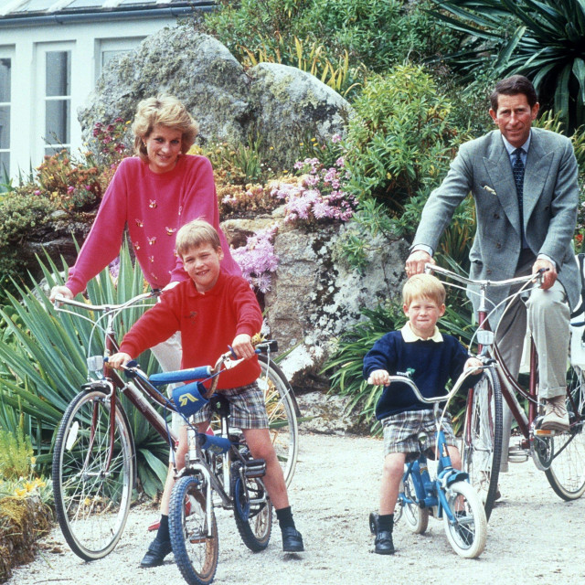 Princeza Diana i princ William sa svojim sinovima, fotografirani na Siciliji 1989. godine