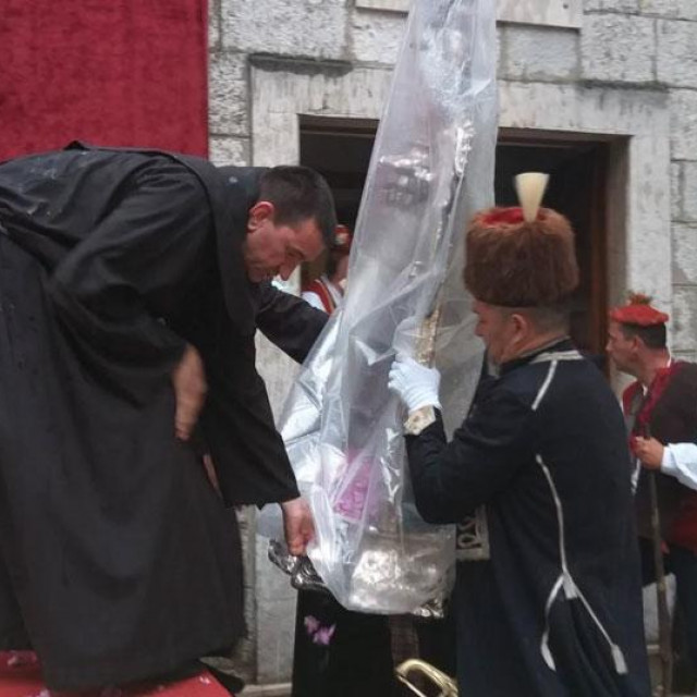 Zbog kiše je proslava održava u crkvi, gdje su unijeli Gospinu sliku