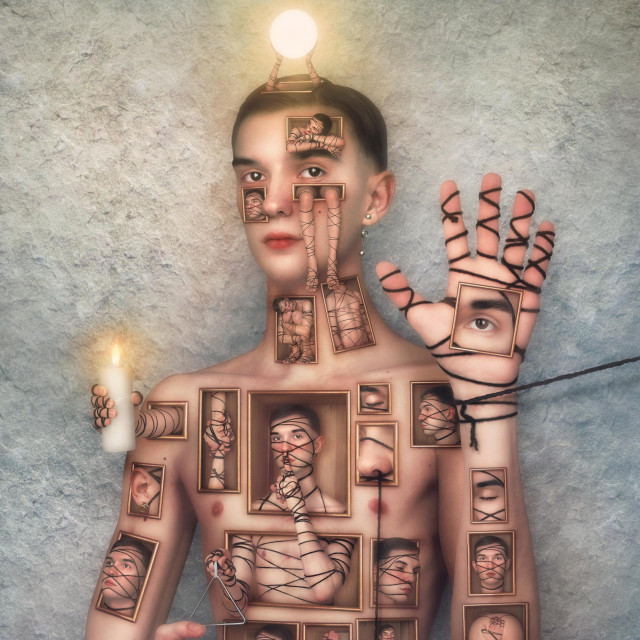 U radu “Tirar del hilo” umjetnik koristi vlastito tijelo kao medij