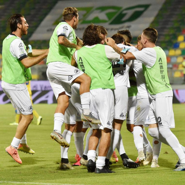 Emmanuel Gyasi slavi gol protiv Frosinonea