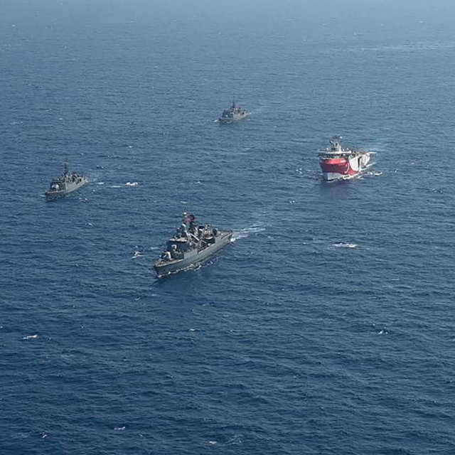 Turski istraživački brod u pratnji ratnih brodova