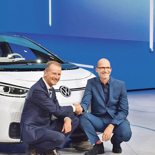 Glavni izvršni direktor koncerna Volkswagen Herbert Diess na sajmu u Frankfurtu 2019. (na glavnoj fotografiji); bivši kancelar Gerhard Schröder ima prijateljske odnose s Putinom (gore lijevo)