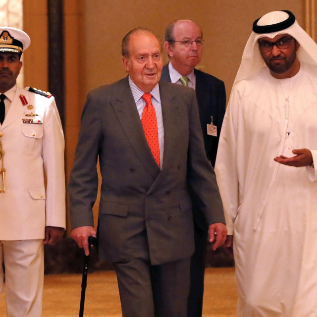 Na fotografiji: Juan Carlos (u sredini) je 2014. posjetio Ujedinjene Arapske Emirate