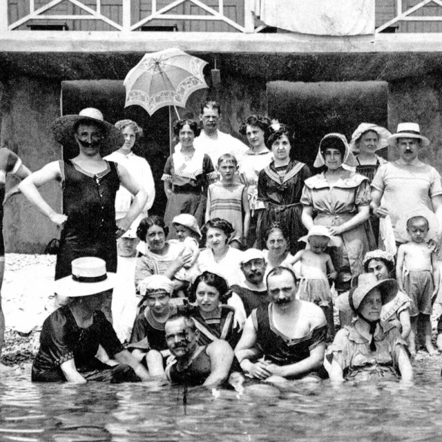 Ispred kupališta Lovran 1912.