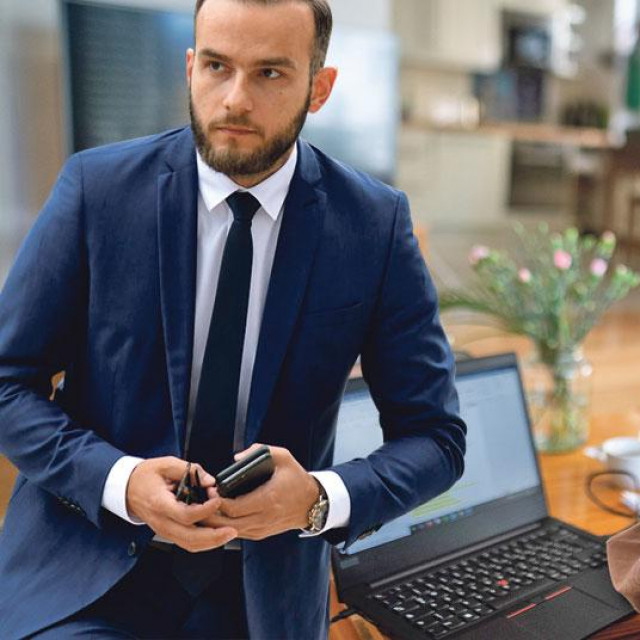Josip Aladrović (lijevo), rad od kuće (na glavnoj fotografiji)