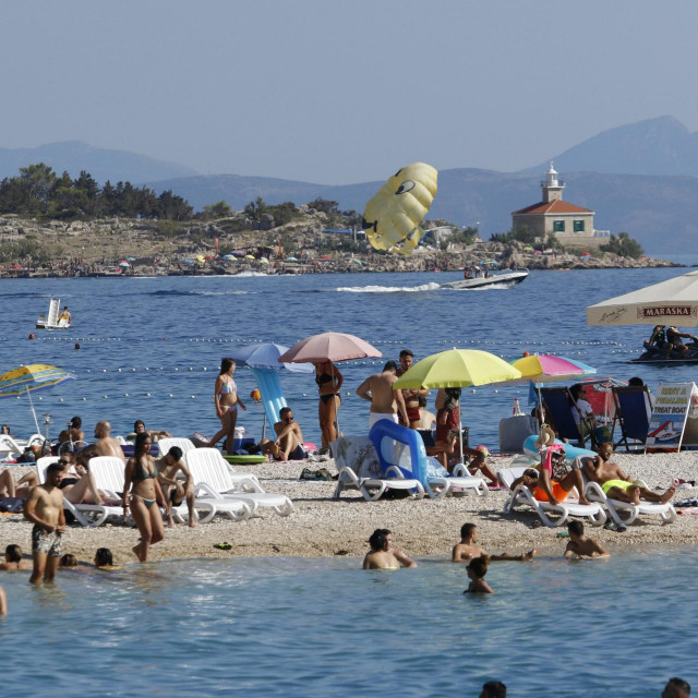 Makarska, 160820
Prave ljetne trmperature motivirale su brojne kupace da osvjezenje potraze na nekoj od makarskih plaza.
Na fotografiji: Kupaci na makarskoj plazi.