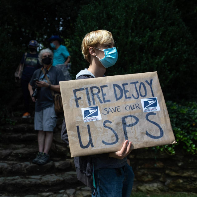 Prosvjednici pred domom Louisa DeJoyja snimljeni u nedjelju
