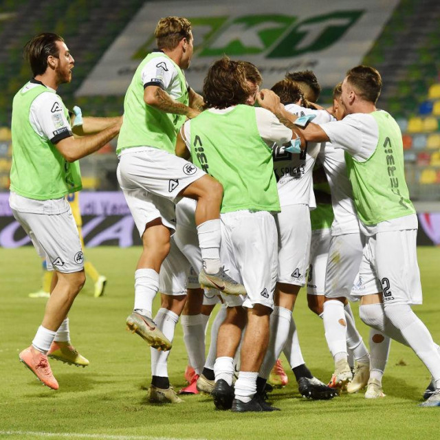 Emmanuel Gyasi slavi gol protiv Frosinonea