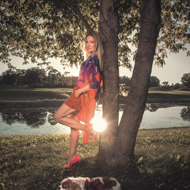 Barbara se ne odvaja od Lole, kujice cavalier king Charles španijela. Na fotografiji nosi: pareo Croata, hlače Naf Naf, salonke Shoebox