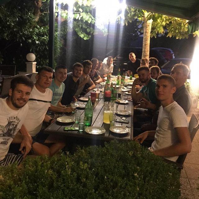 Ante Rebić s igračima iz Vinjana Donjih