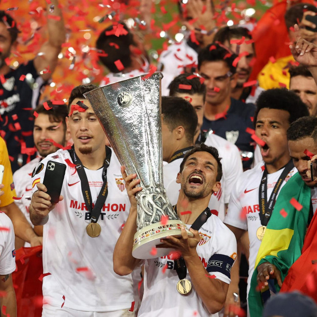 Jesus Navas podiže trofej Europske lige