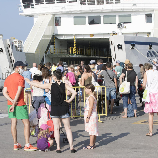 Turisti u splitskoj trajektnoj luci
