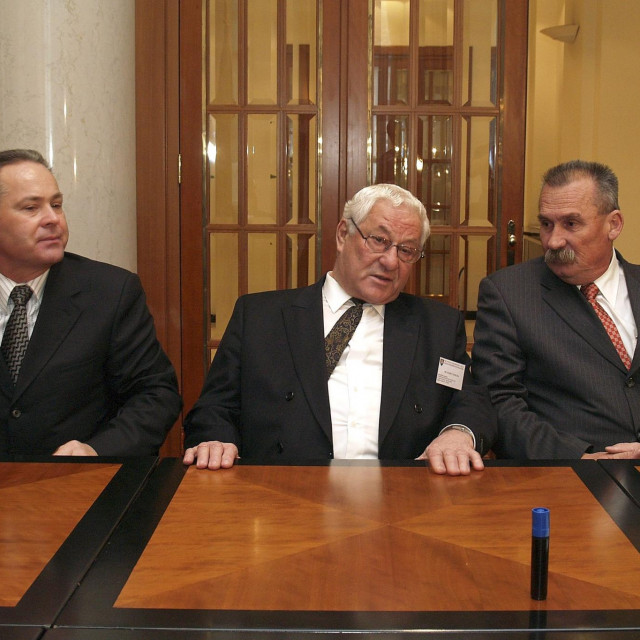 Na slici Marko Veselica (u sredini).