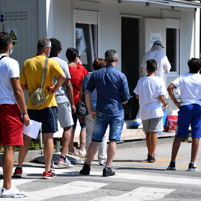 Testiranje na koronavirus ispred Nastavng zavoda za javno zdravstvo dr. Andrija Štampar
