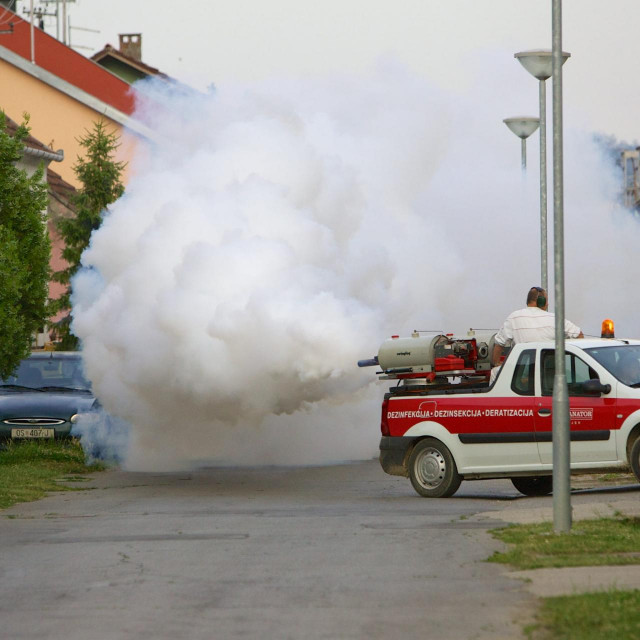 Zaprašivanje komaraca topovima iz automobila (Ilustracija)