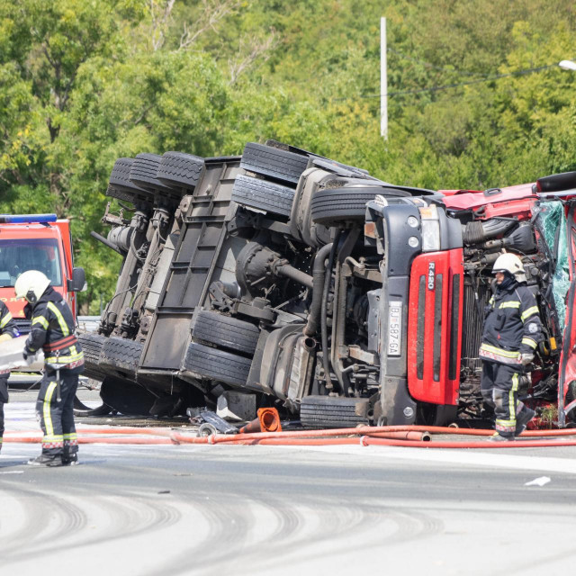 Vatrogasci i policija na mjestu nesreće