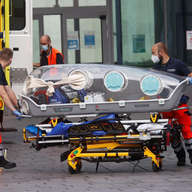 Aleksej Navaljni na dolasku u berlisnku bolnicu Charite