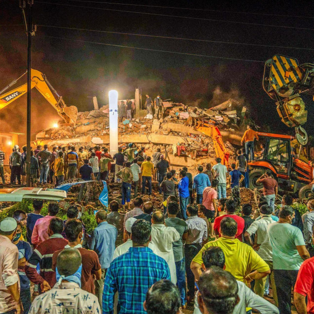 Akcija spašavanja zarobljenih pod ruševinama zgrade