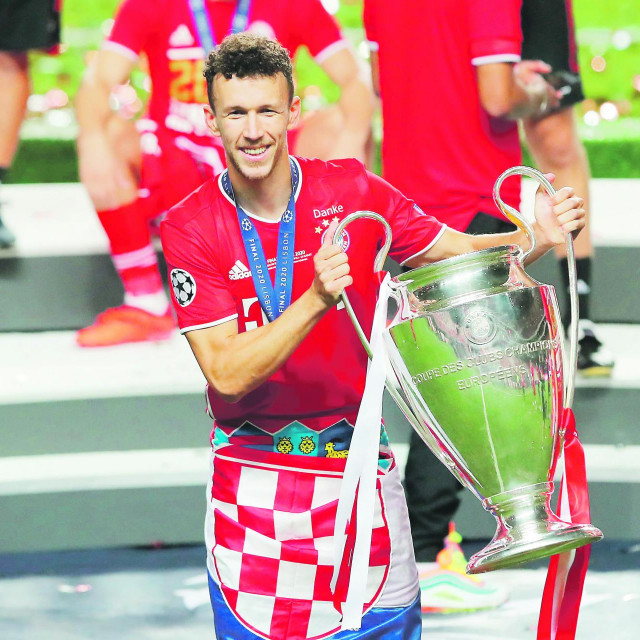 Ivan Perišić s trofejem Lige prvaka i hrvatskom zastavom