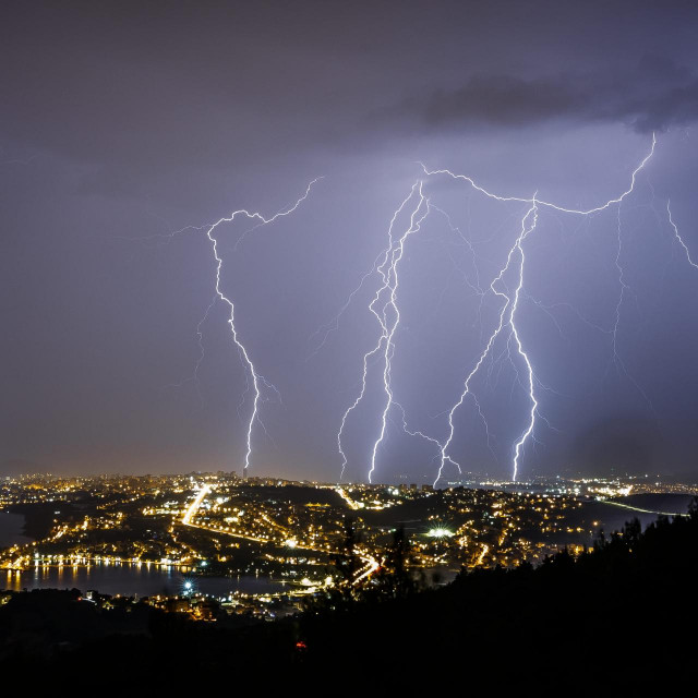 Grmljavinsko nevrijeme sinoć je zahvatilo splitsko područje, munje su proparale nebo iznad drugog najvećeg hrvatskog grada, a sve je svojim objektivom zabilježio fotoreporter Cropixa Zvonimir Barišin. Zauzeo je poziciju u Gornjoj Podstrani i, sudeći po spektakularnim fotografijama, u potpunosti je pogodio.