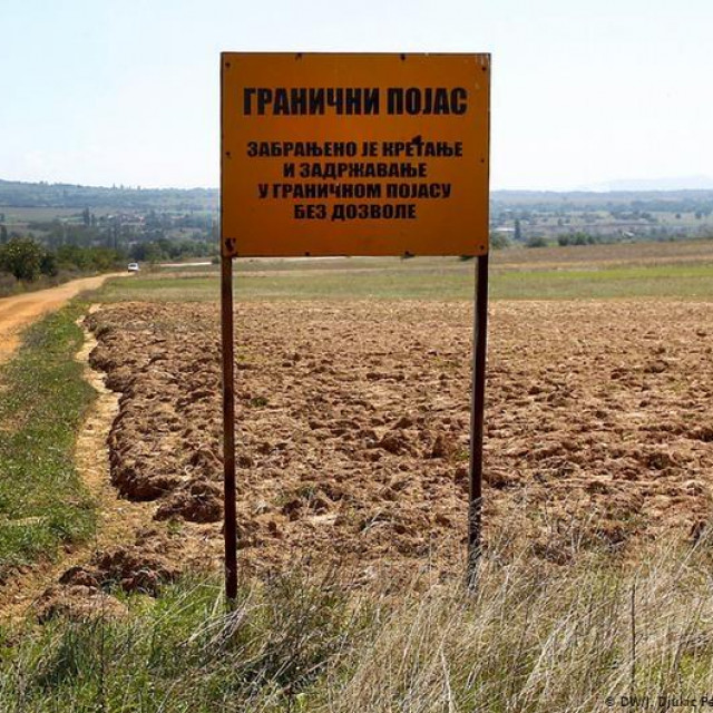 Žičana ograda koja dijeli Srbiju i Sjevernu Makedoniju već danima je tema o kojoj se šuška s obje strane. Dužnosnici o tome šute a DW-u je srpska i austrijska policija zabranila prilazak ogradi