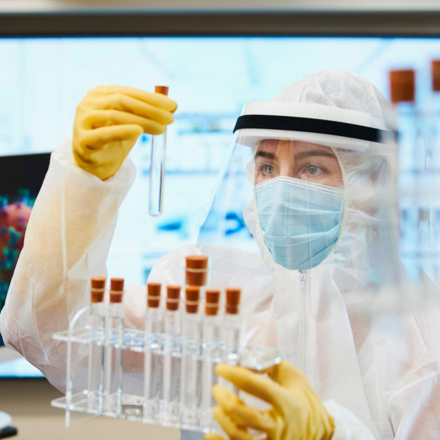 Ilustracija, znanstvenica tijekom istraživanja cjepiva