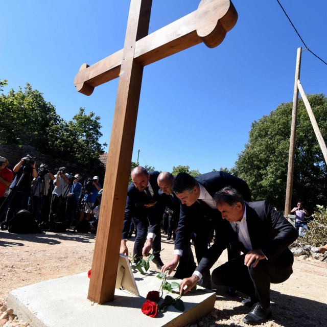 Odavanje počasti žrtvama u Gruborima