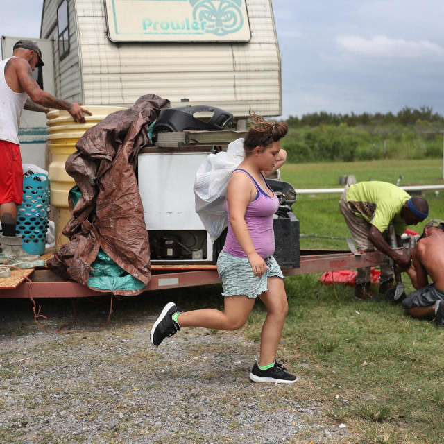 Stanovništvo se priprema za dolazak uragana Laure
