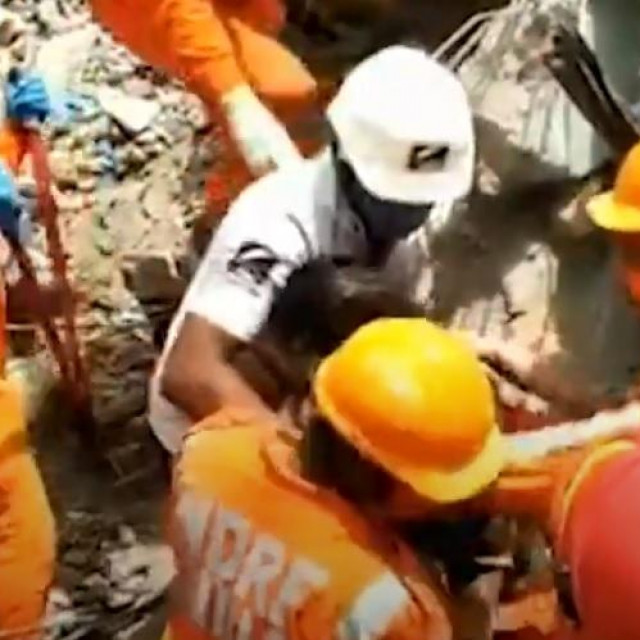 Spašavanje dječaka iz ruševina u Indiji