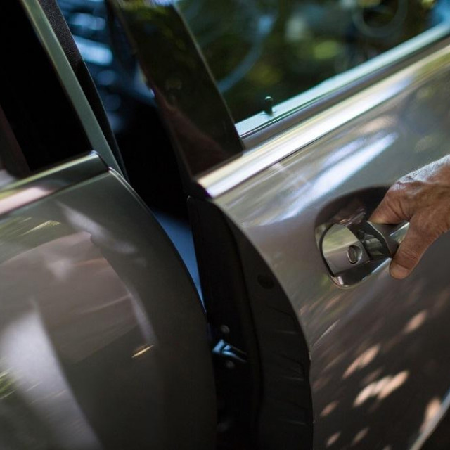 Cropped hand of person opening car door,Image: 334236962, License: Rights-managed, Restrictions:, Model Release: yes, Credit line: -/Wavebreak/Profimedia