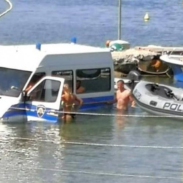 Policijski kombi otklizao u more