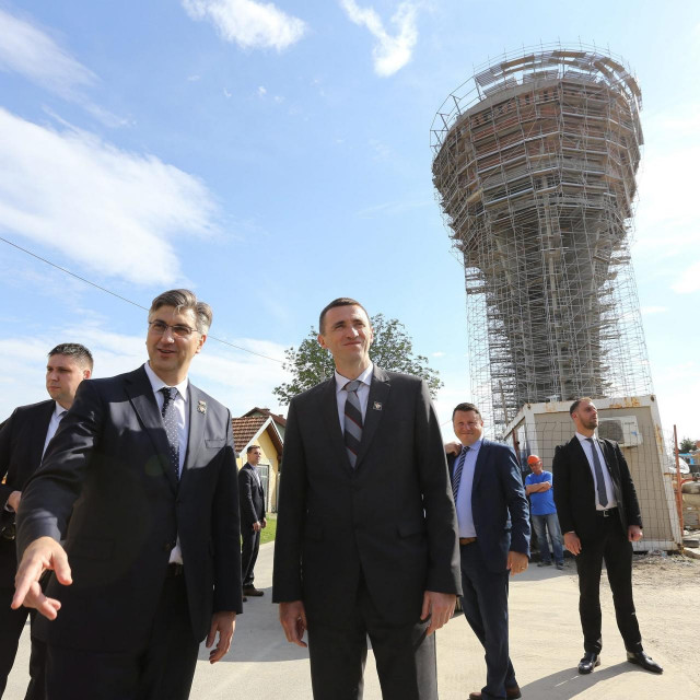 Andrej Plenković i Ivan Penava ispod vodotornja u Vukovaru