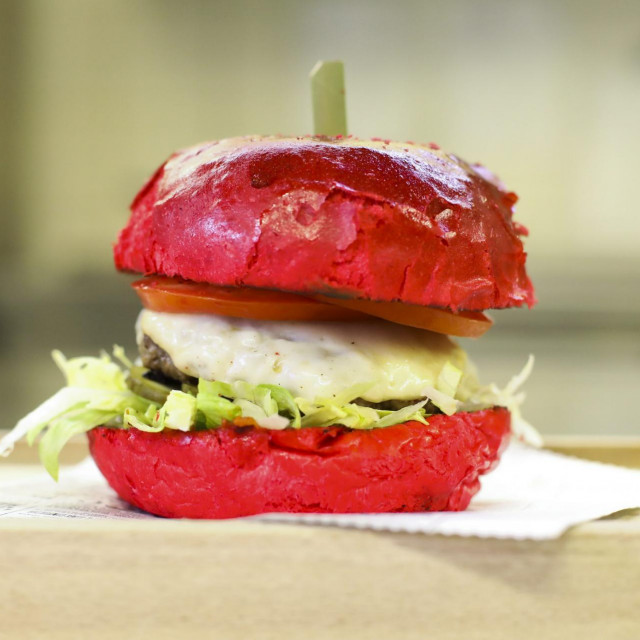 Zagreb, 270820.
Brewbites. Gajeva 10.
Dobra hrana, kuhar Goran Nisevic priprema novi burger Spicy Senorita.
Na fotografiji: burger Spicy Senorita.