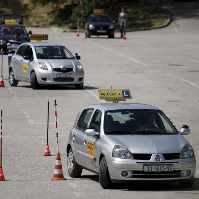 Pojedini vlasnici autoškola spremni su dio vozačkih tečajeva prebaciti na otok, ali uz određene lokalne potpore