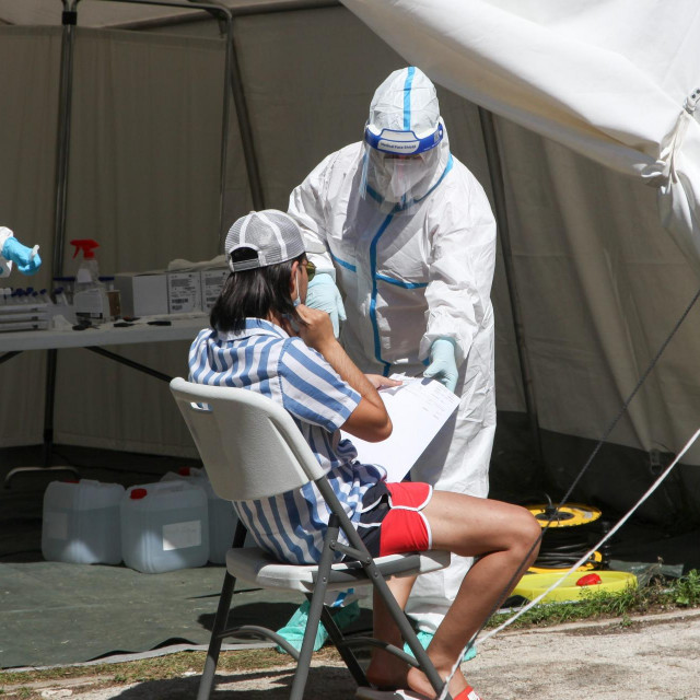 Uzimanje briseva za testiranje na koronavirus