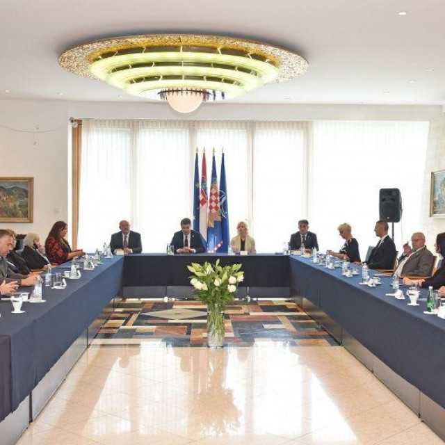 Predsjednik Zoran Milanović na sastanku s izaslanstvom Saveza udruga obitelji zatočenih i nestalih hrvatskih branitelja