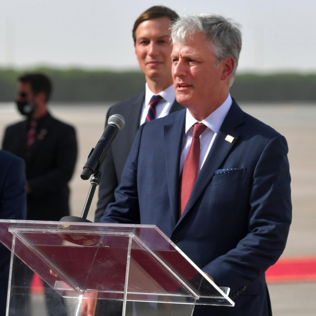 Robert O'�Brien govori u zračnoj luci u Abu Dabiju nakon dolaska delegacija. Pored njega su Jared Kushner i Meir Ben-Shabbat