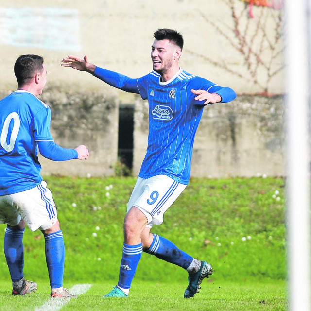 Zagreb, 231119. Stadion Maksimir, igraliste Hitrec-Kacijan. Druga HNL, 14.kolo, seniori, utakmica: Dinamo II - Hajduk II. Na fotografiji: slavlje Alen Tom Tolic, Roko Baturina.