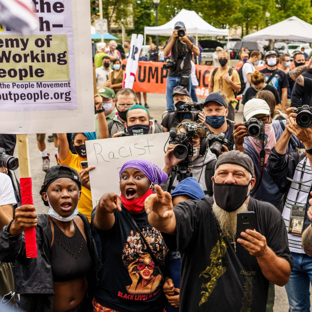 Prosvjednici protiv Donalda Trumpa urlaju na njegovog pristašu u Kenoshi u Wisconsinu