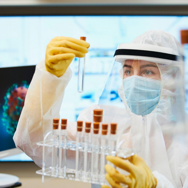 Ilustracija, znanstvenica tijekom istraživanja cjepiva