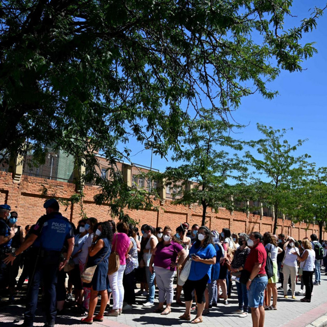Red za testiranje nastavnika i drugog osoblja na Covid-19 antitijela izvan srednje škole Virgen de la Paloma u Madridu