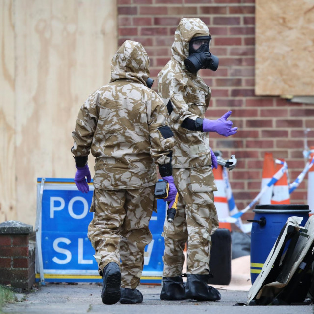 Britanski vojnici u zaštitoj opremi na mjestu trovanja novičokom Sergeja Škripala u Salisburyju