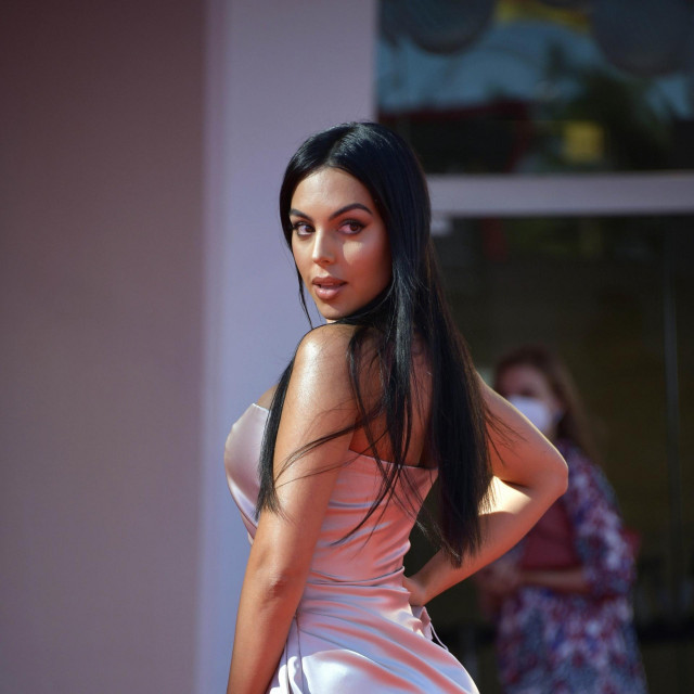 Djevojka Cristiana Ronalda, Georgina Rodriguez se na 77. venecijanskom filmskom festivalu pojavila u izdanju zbog kojeg su sve oči bile uprte u nju.

Georgina (26) je crvenim tepihom prošetala u izvanrednoj svilenoj haljini roze boje s visokim prorezom koji je istaknuo njezine preplanule noge. 

Elegantna Georgina je poduzela i mjere predostrožnosti zbog epidemije koronavirusa, pa je uz haljinu imala i odgovarajuću masku za lice u istoj boji i od istog materijala.