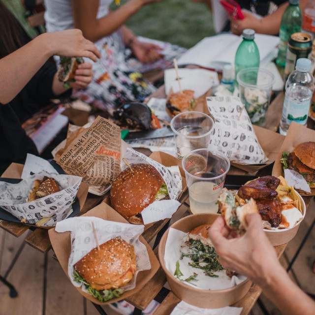 Zagreb burger festival na Strossmayerovom trgu