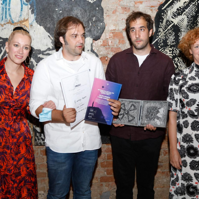 Dobitnici Filip Đurić i Marko Đorđević sa Lanom Barić i Ninom Violić
 